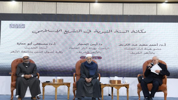 ندوة مكانة السنة بجناح الأزهر