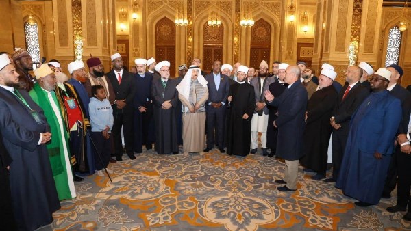 صورة تذكارية داخل مسجد مصر بالعاصمة الإدارية 