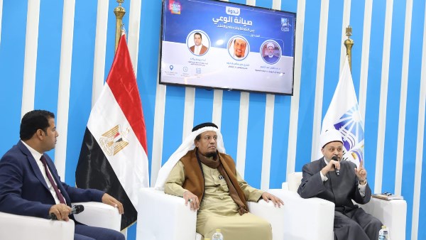 جانب من الندوة بمعرض الكتاب