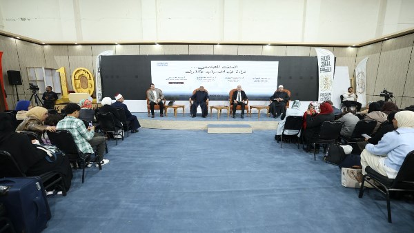 جانب من الندوة بمعرض الكتاب