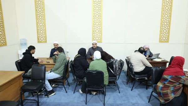 إقبال كثيف على ركن الفتوى بجناح الأزهر