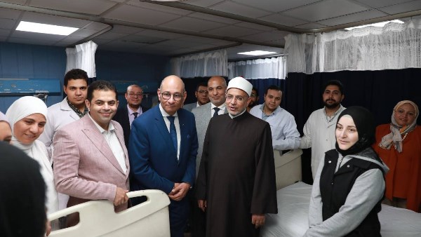 الفريق الطبي مع رئيس جامعة الأزهر 