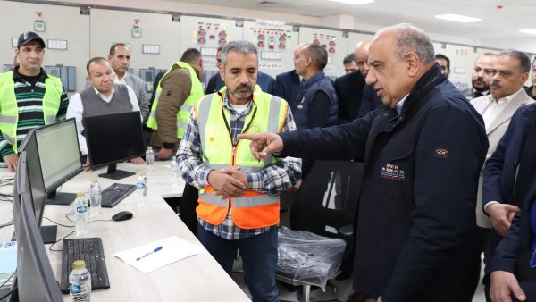 وزير الكهرباء خلال الزيارة