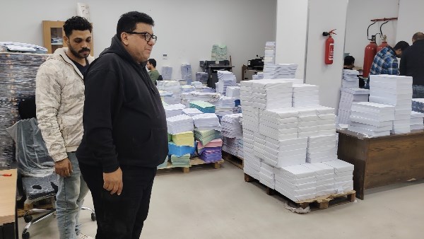 من داخل مركز الطباعة بشركة القناة لتوزيع الكهرباء