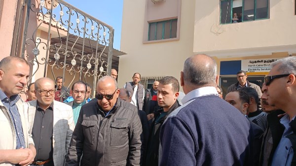 وزير الكهرباء خلال الجولة