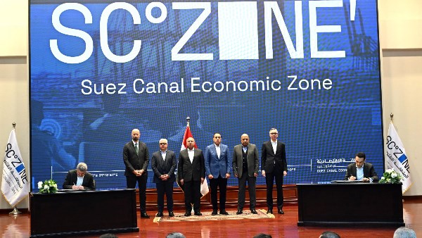 خلال توقيع العقود