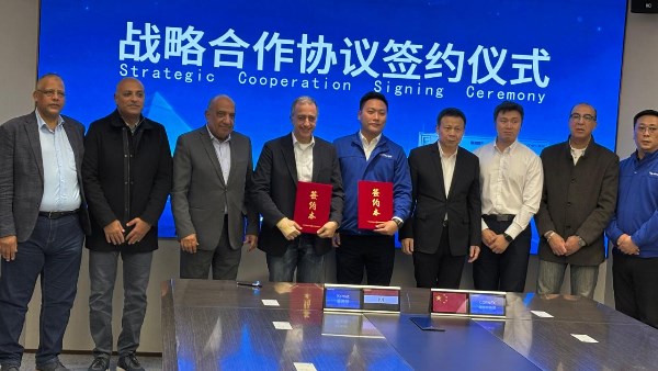 خلال توقيع العقود