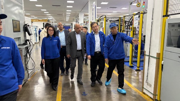 وزير الكهرباء خلال الزيارة