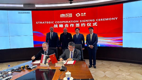 خلال توقيع العقود