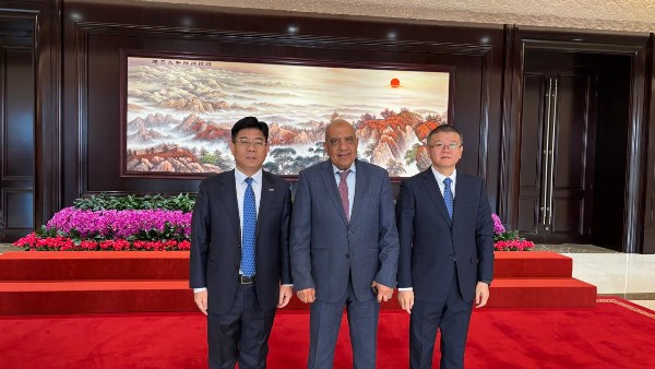 خلال توقيع العقود