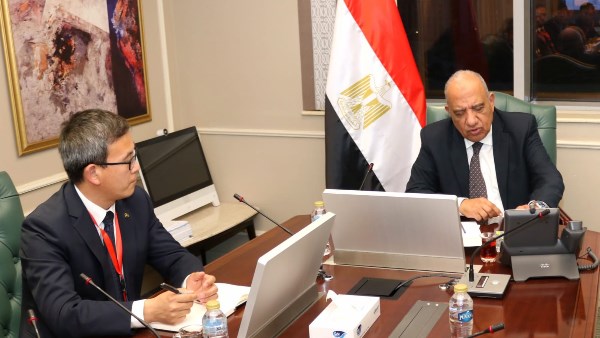 وزير الكهرباء خلال اللقاء