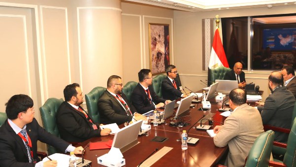 وزير الكهرباء خلال اللقاء