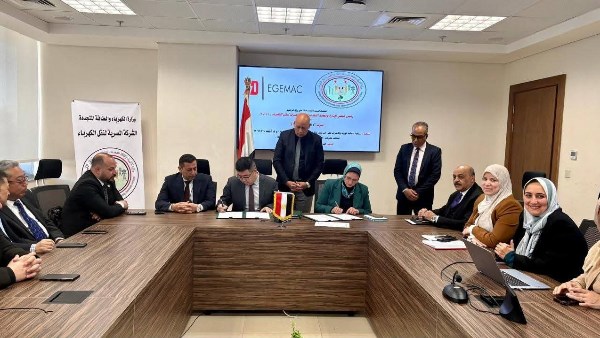 خلال توقيع العقود