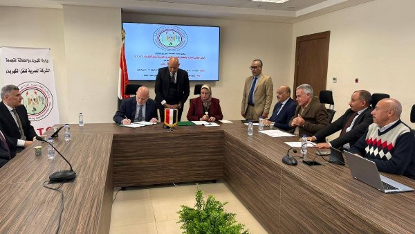 خلال توقيع العقود