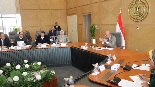 وزير الكهرباء  خلال الاجتماع