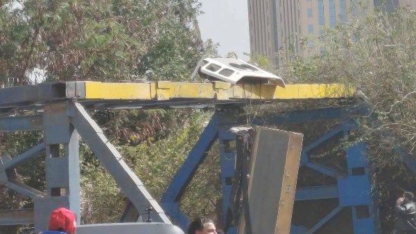 اصطدام أتوبيس سياحي بعلامات الارتفاع