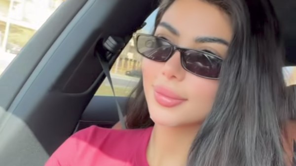 كارولين عزمي 