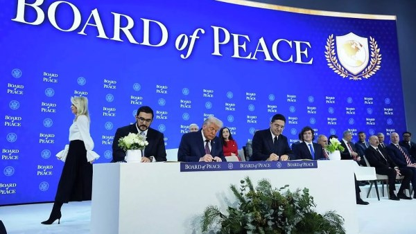 لحظة توقيع ميثاق مجلس السلام في غزة 