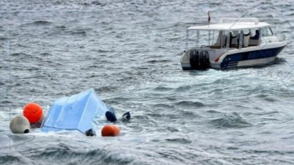 غرف مركب قبالة السواحل العمانية 