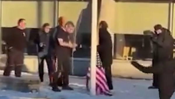 شخص يحاول رفع العلم الأمريكي في مدينة نوك 