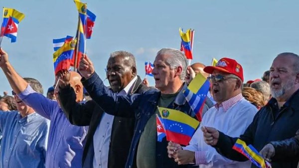 رئيس كوبا يقود تظاهرات ضد ترامب 