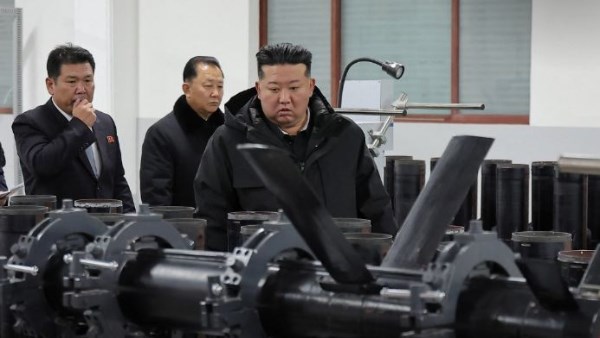 زعيم كوريا الشمالية في زيارة لمنع أسلحة وذخائر 