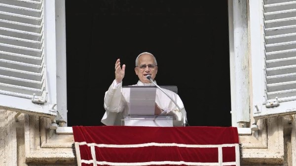 قداسة البابا لاون يصلّي لضحايا سويسرا ويدعو إلى السلام والعدالة في فنزويلا