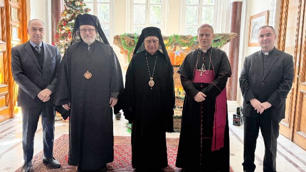 البطريرك يوسف العبسي يزور السفير البابوي بمصر