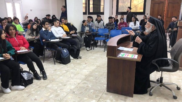 الأنبا باسيليوس فوزي وشباب الكنيسة الكاثوليكية 