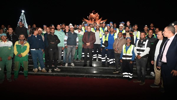 عمال النظافة بشرم الشيخ خلال لقاء المحافظ 