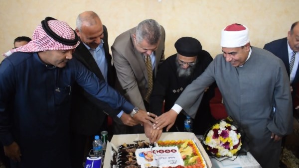 صورة فريدة بأيدي متشابكة تقطيع تورته عيد الميلاد 