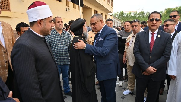 محافظ جنوب سيناء يهنئ أقباط جنوب سيناء 