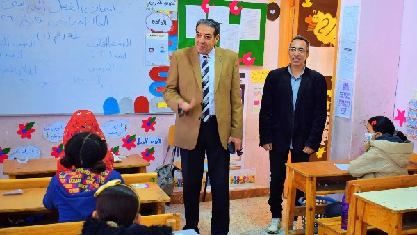 مدير المديرية خلال تفقده اللجان 