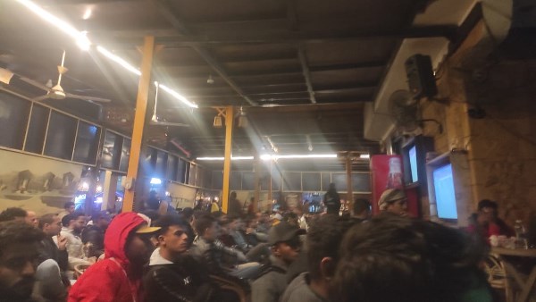 الجماهير فى المقاهي بجنوب سيناء 