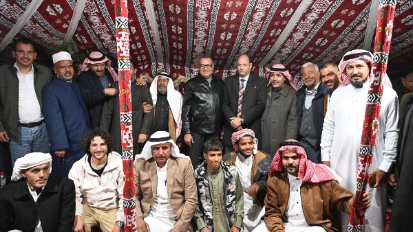 المحافظ خلال لقاؤه مشايخ بدو نويبع 