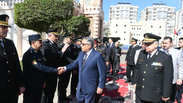 عيد الشرطة.. محافظ الدقهلية يضع إكليل زهور على النصب التذكاري للشهداء