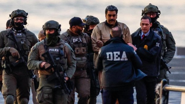 مادورو مكبلا برفقة قوة خاصة 