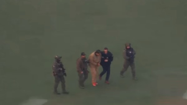 مادورو مكبلا برفقة قوة خاصة 