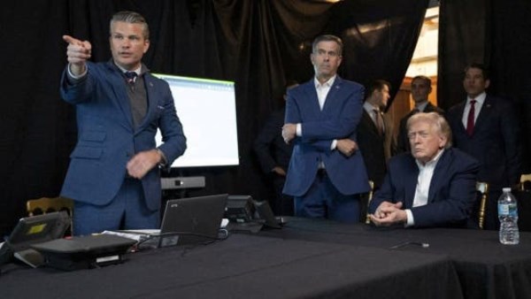 وزير الدفاع الأمريكي مع ترامب