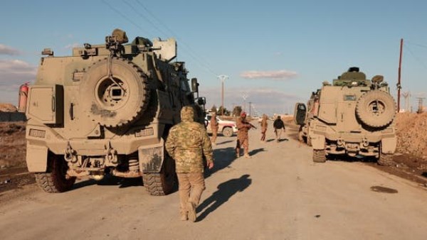 جنود بالقرب من مدينة الرقة 