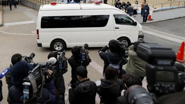  سيارة تقل تيتسويا ياماجامي، المتهم بقتل رئيس الوزراء السابق شينزو آبي