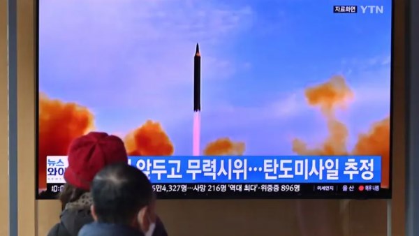 كوريا الشمالية تطلق صاروخًا