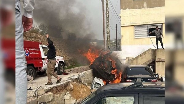 حريق سيارة واستشهاد من بها في قصف وحشي للاحتلال في لبنان