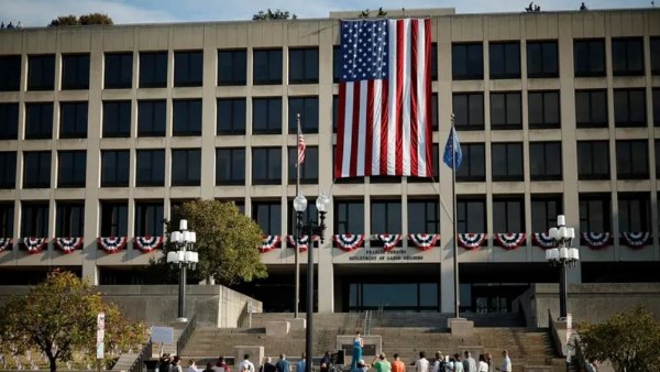 مظاهرات ضد ترامب أمام وزارة العمل الأمريكية