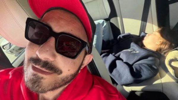 أحمد زاهر رفقة ابنته منى من كواليس أحمد زاهر رفقة ابنته منى من كواليس