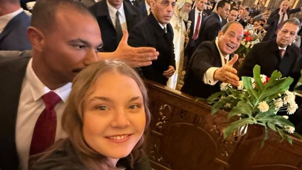 فتاة أوكرانية تصافح الرئيس السيسي بقداس عيد الميلاد