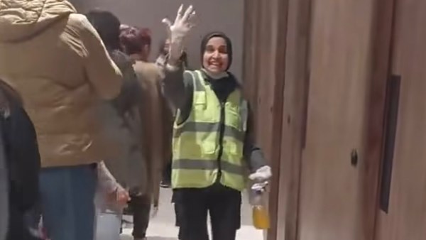 عاملة نظافة بالمتحف المصري الكبير