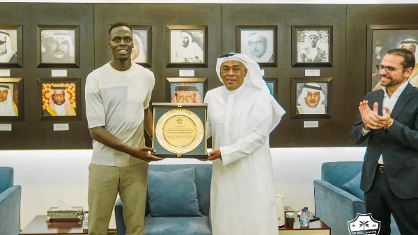 تكريم الأهلي السعودي للحارس ميندي