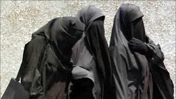 التنكر في زي منقبات