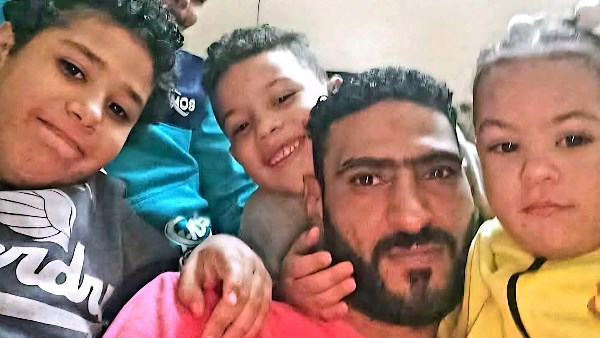 الاطفال مع والدهم